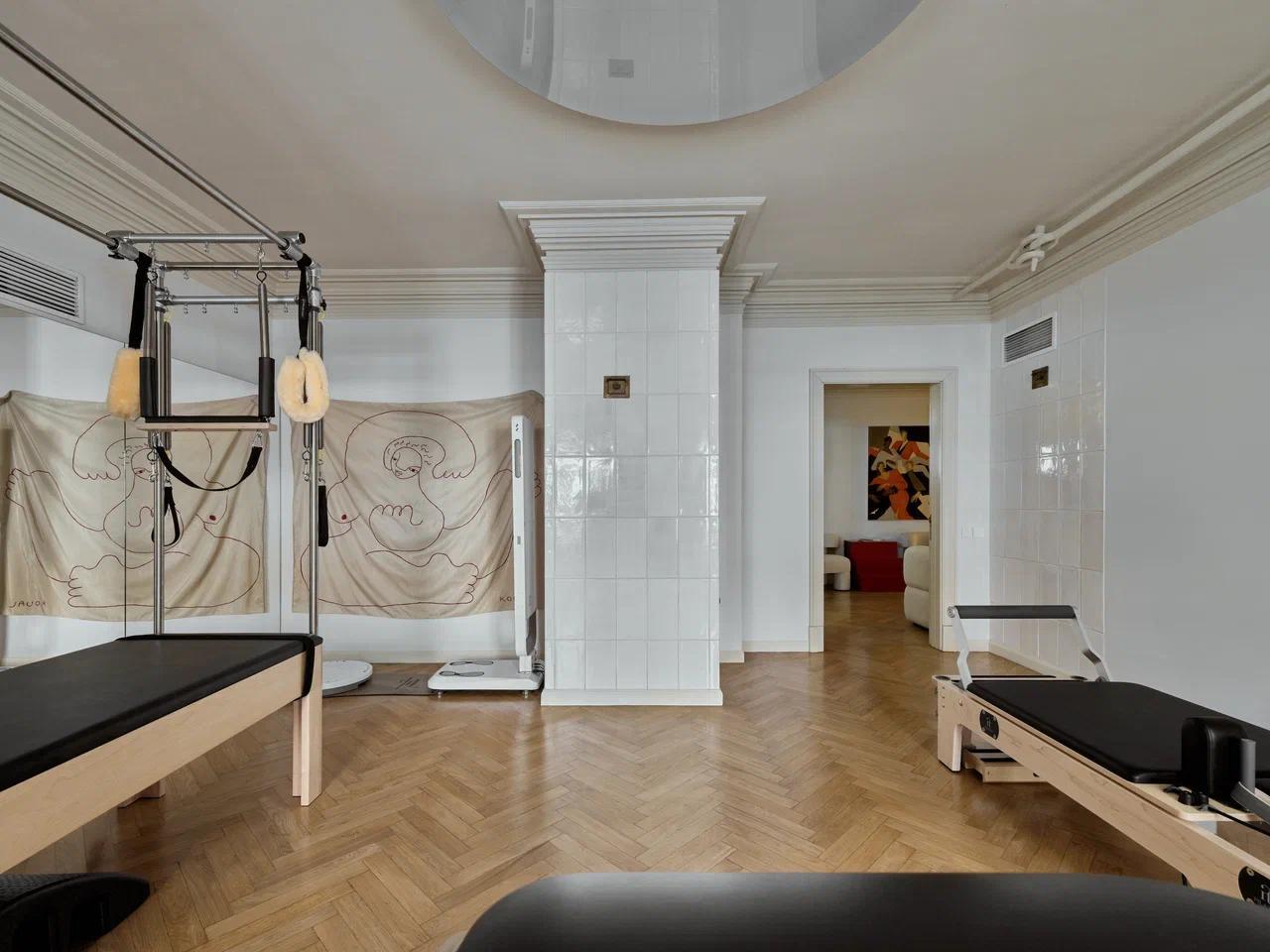 реформер для пилатеса в студии йоги корпус