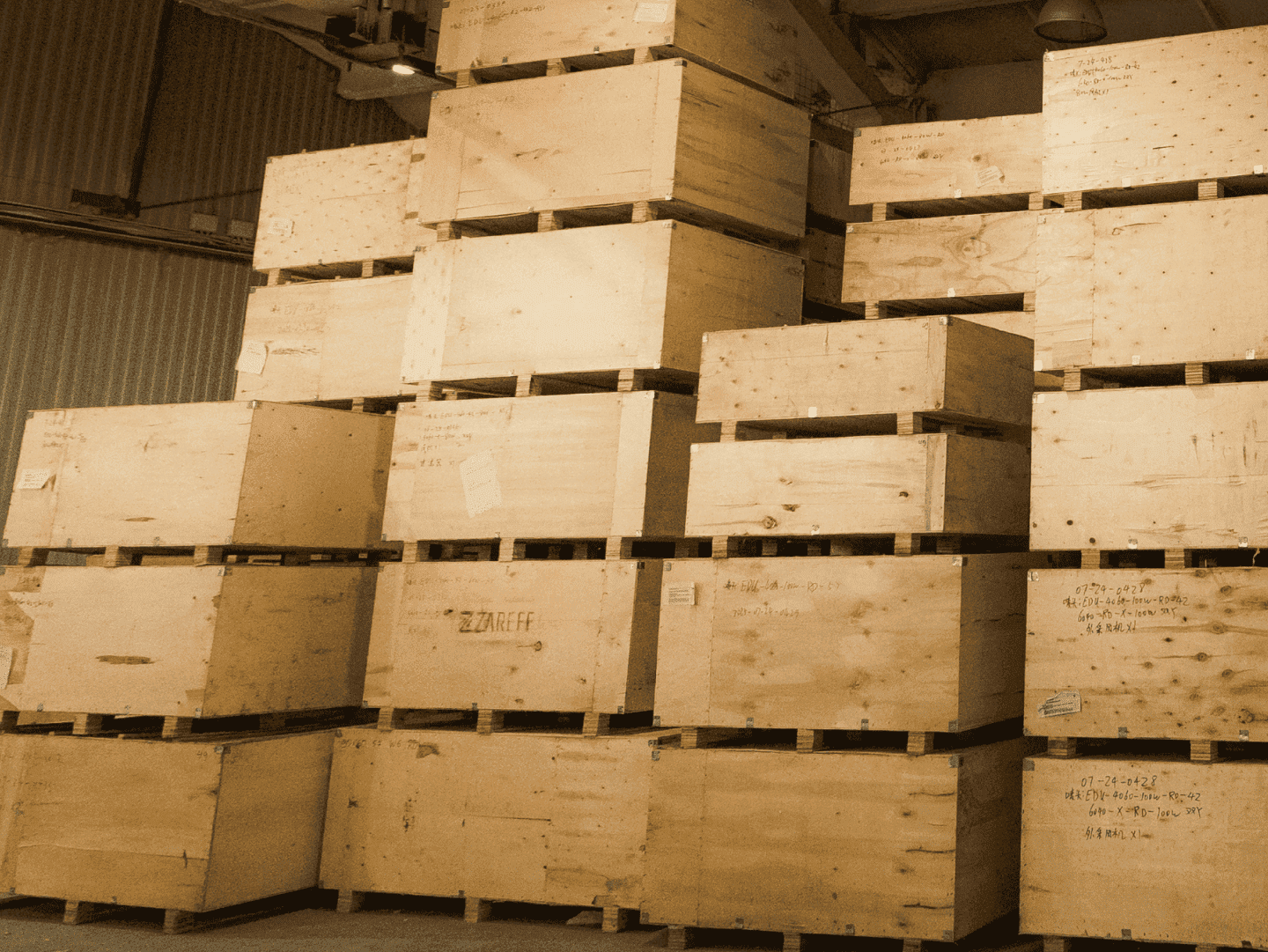 Станки на складе в упаковке