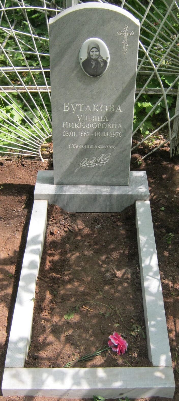 Памятник из Уфалейского мрамора с вырубной формой &quot;Купол&quot; и портретом на фотоэмали, размер 800х400х60