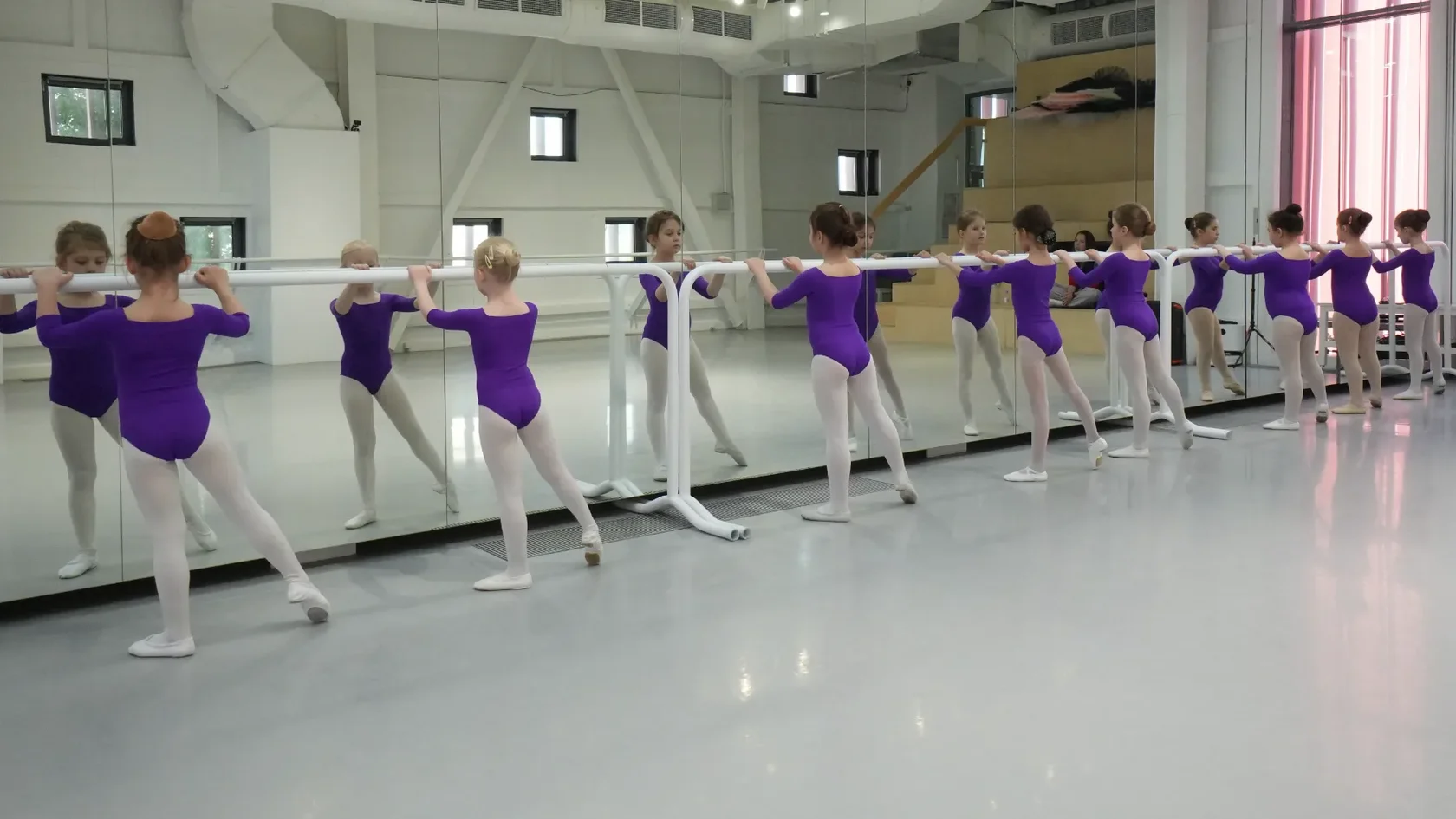 Занятие классическим танцем у палки в детской группе DanceSecret