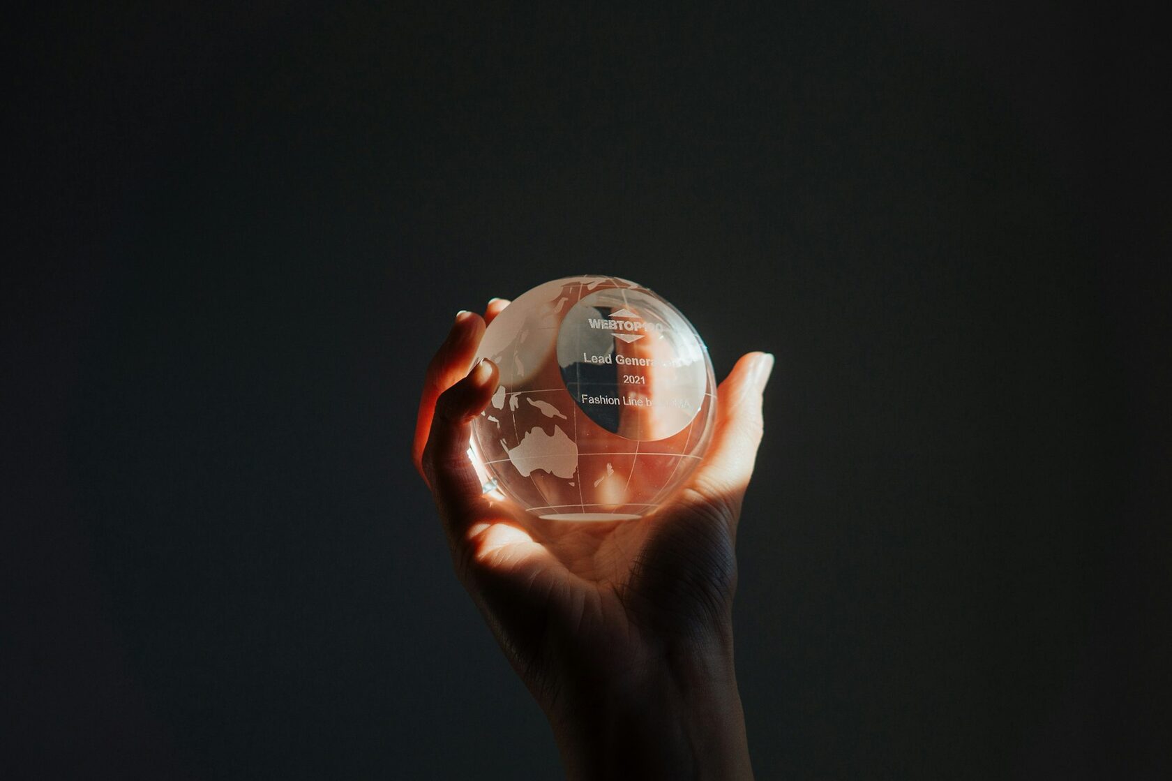 Женщина предприниматель с наградой