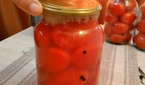 Приготовление маринованных помидоров «в снегу» с чесноком на зиму: шаг 11
