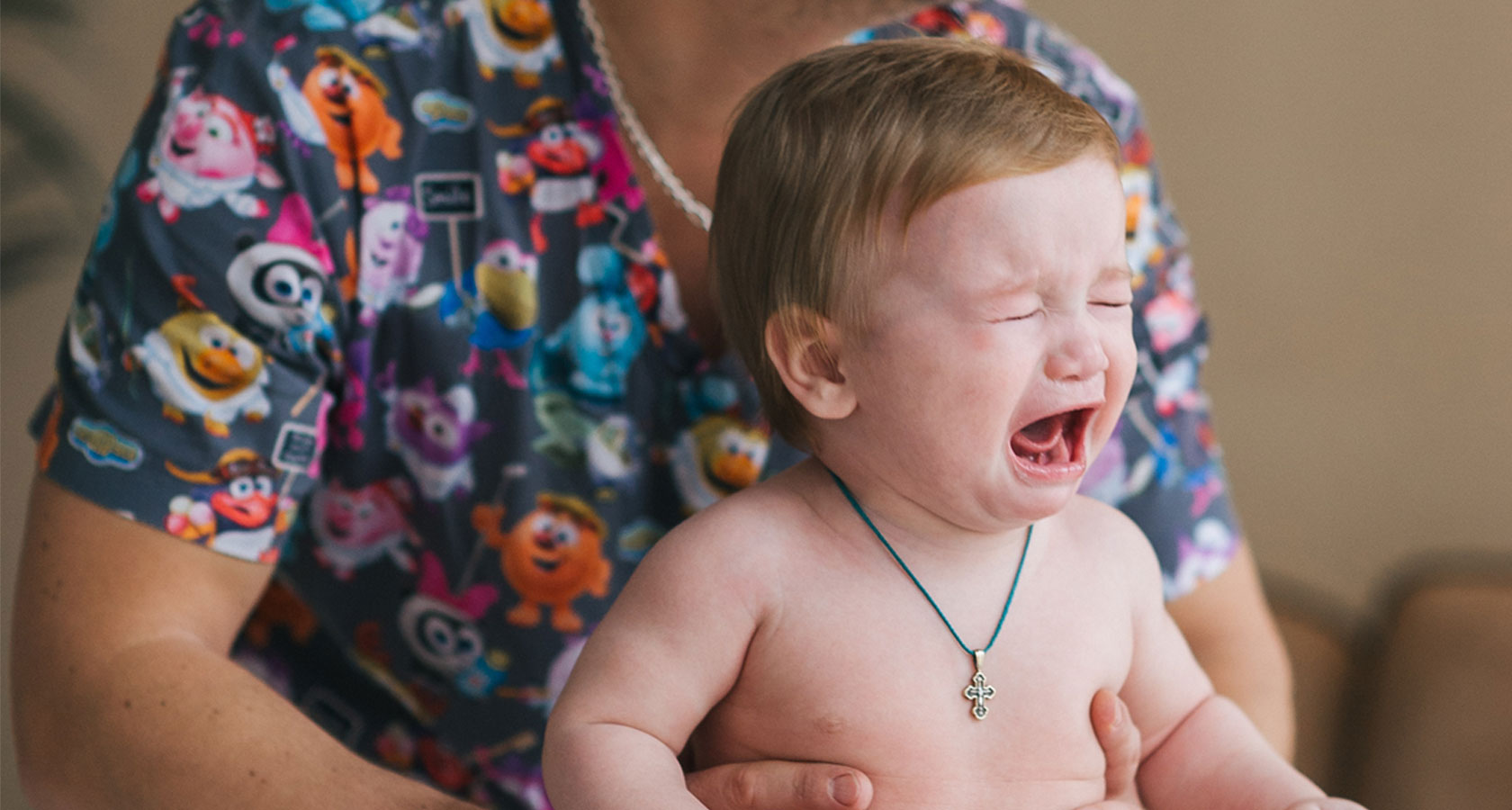 Ребенок в 7 месяцев видео. 7 месяцев девочке. Новорожденный плачет. 7 месяцев плачет. Крик новорожденного.