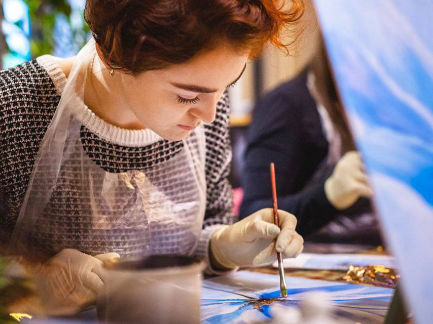 фото нанесения макияжа на лицо девушки 