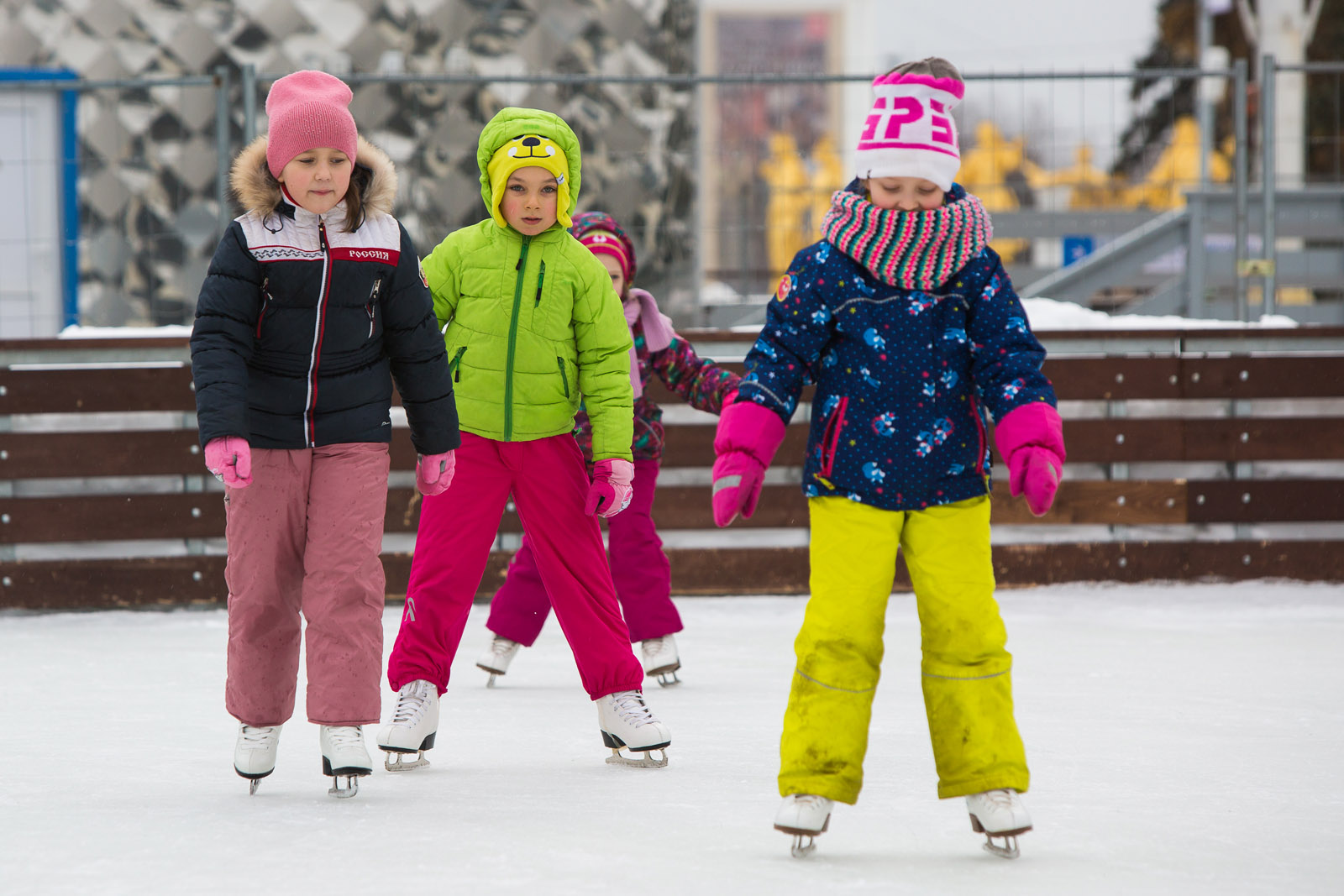 На катке было 15 детей. Дети катаются на коньках. Детки катаются на коньках. Дети катиаю ся на коньках. Кататься на коньках зимой.