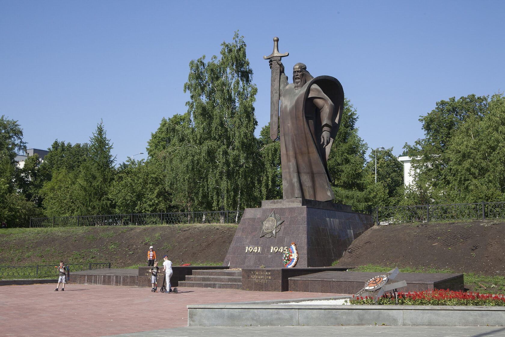 Уральские памятники. Памятник седой Урал. Площадь обороны Екатеринбург памятник. Скульптура седой Урал Екатеринбург. Архитектурные памятники Екатеринбурга «седой Урал».