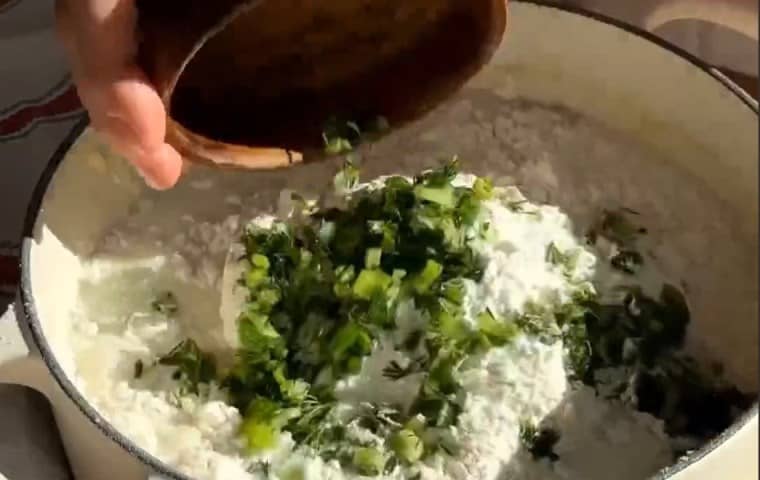 Приготовление картофельных блинов на молоке: шаг 4