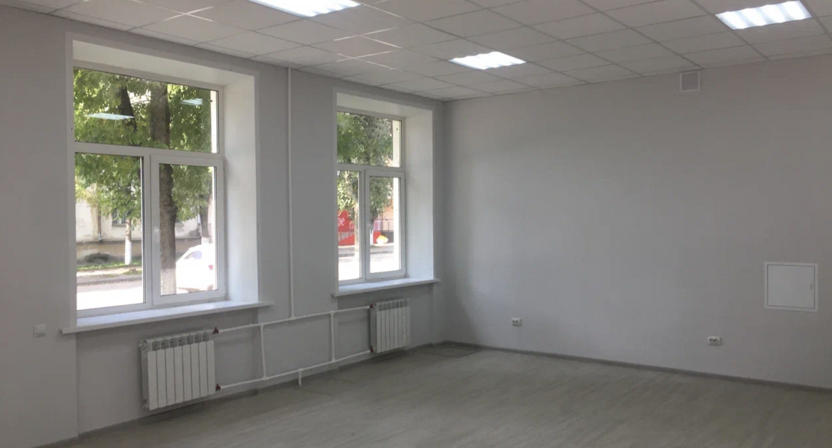 Помещение в Ярцеве после ремонта: светлые стены, большие окна и отопление