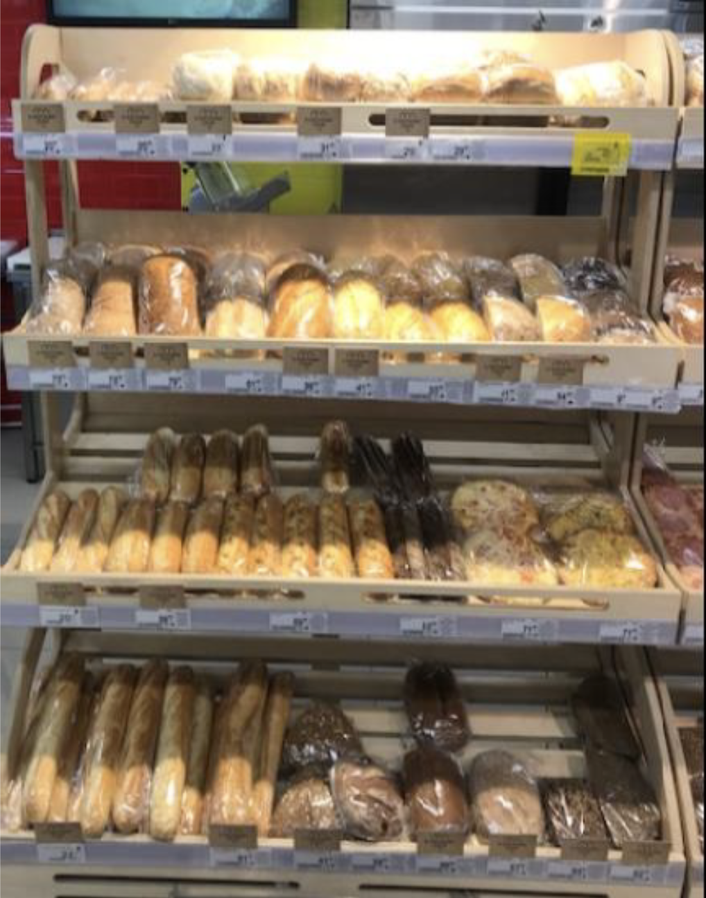 Открытая витрина с упакованной хлебобулочной продукцией