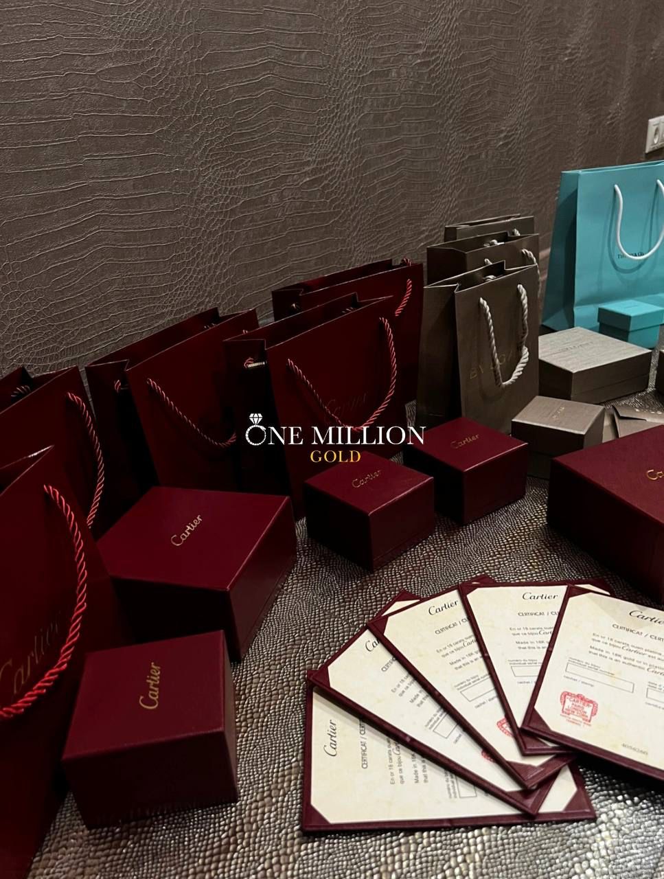 Коробки Cartier с сертификатами