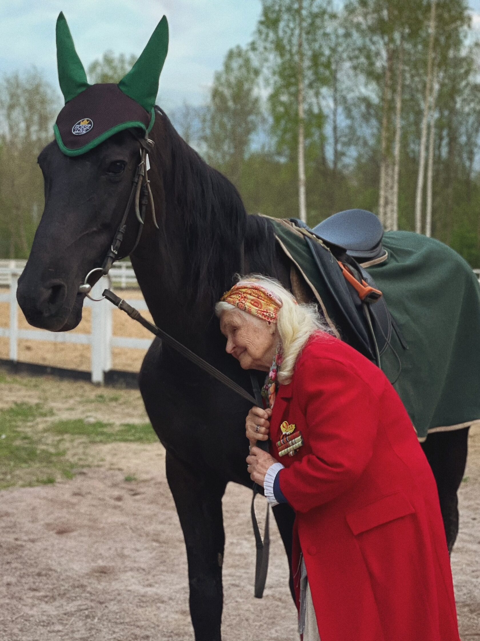 91-летняя Людмила Ивановна радуется общению с лошадью
