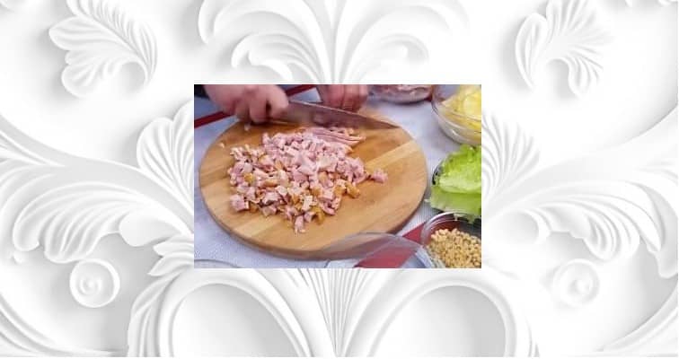 Приготовление салата «Буржуйский» с ананасами и курицей: шаг 2