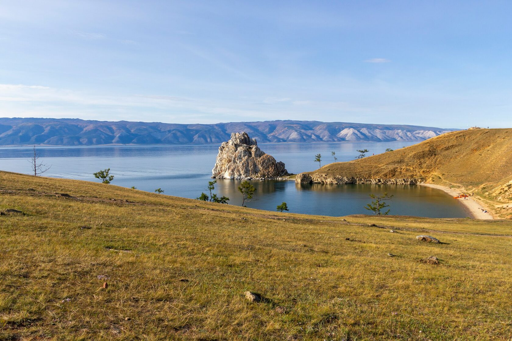 Дети на пляже лагеря Эй-Би-Си на Байкале
