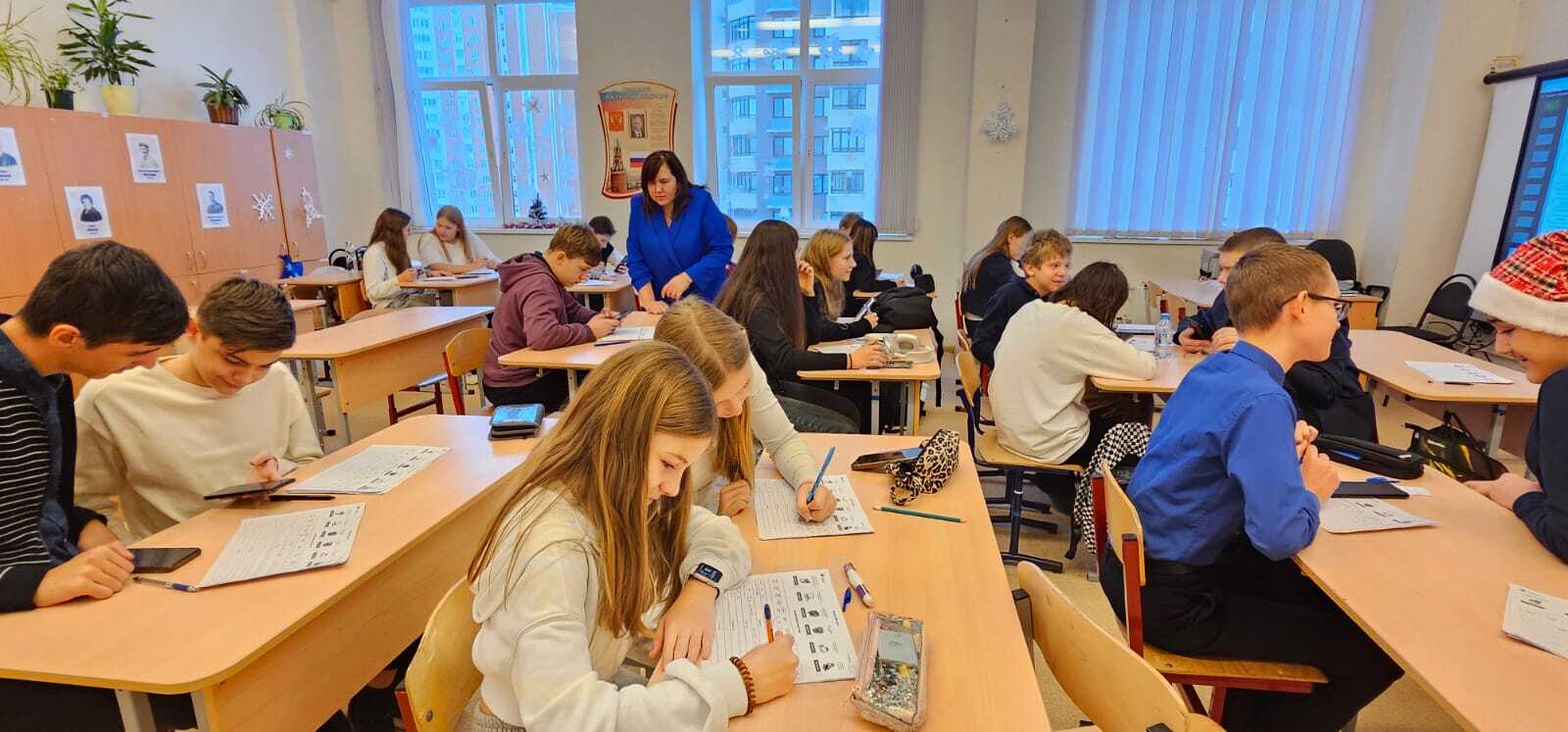 Анна Гришачкина проводит занятие с детьми