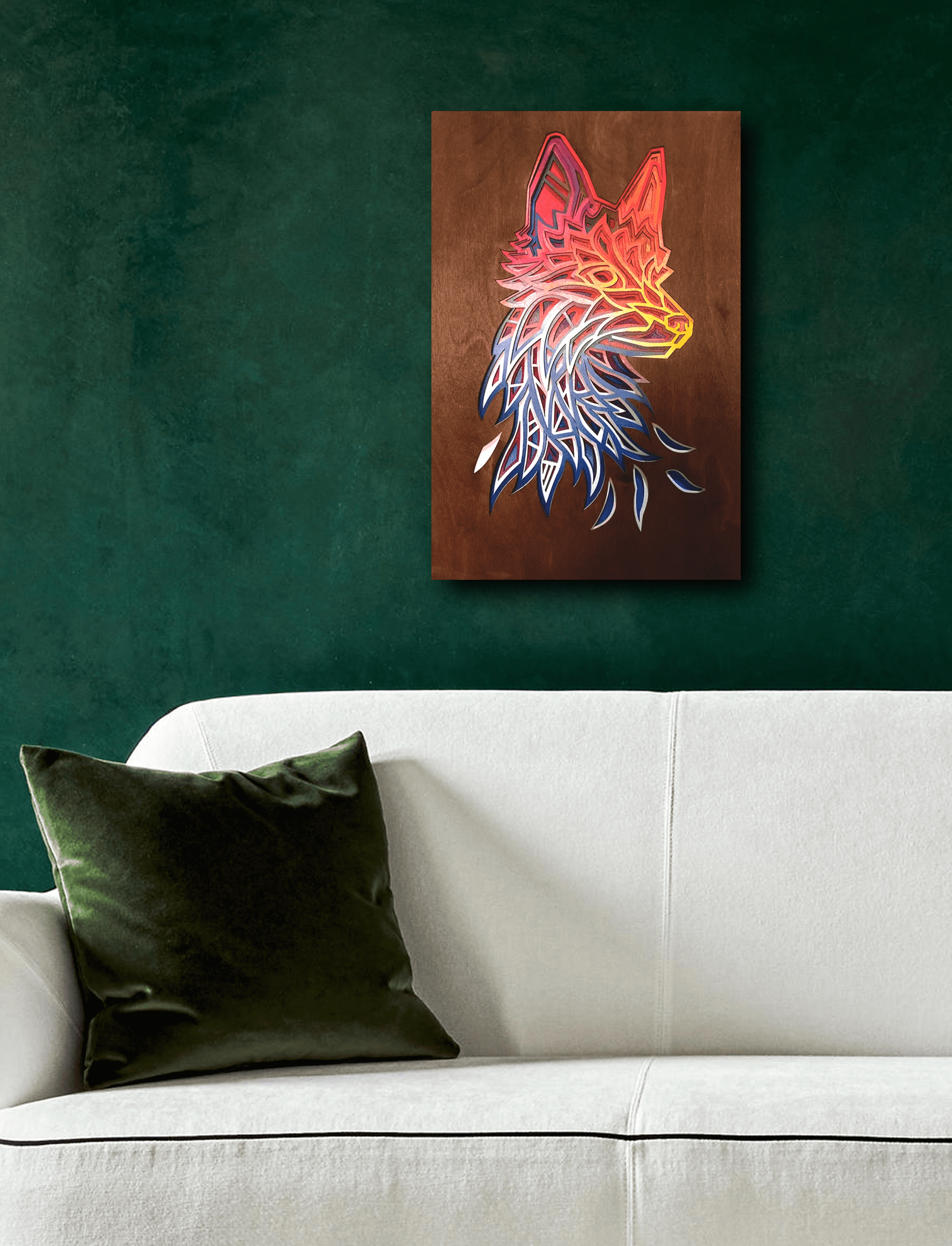 Деревянное панно в виде разноцветной лисы в интерьере