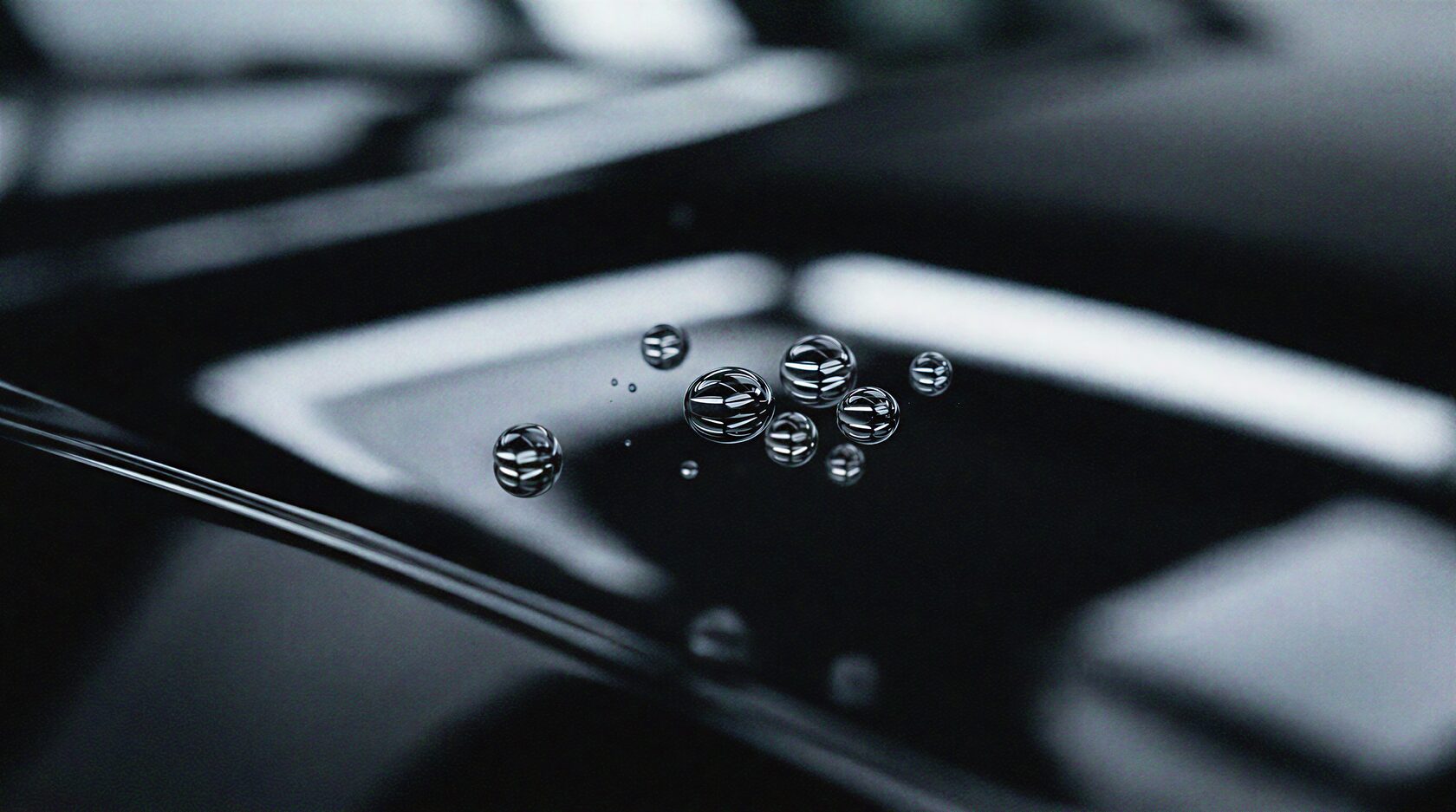 Гидрофобный эффект: капли воды на покрытом воском лакокрасочном покрытии