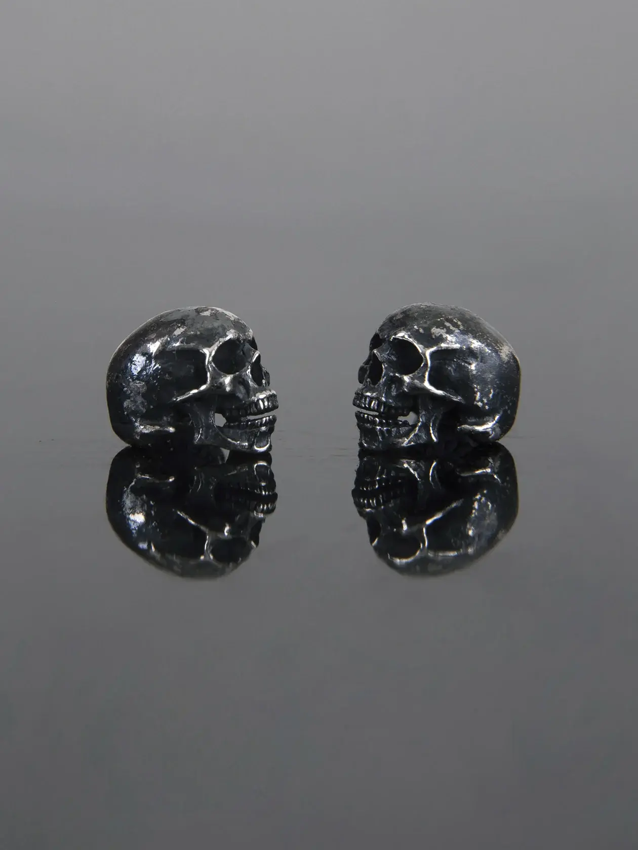 Серьги из серебра с мини черепом 