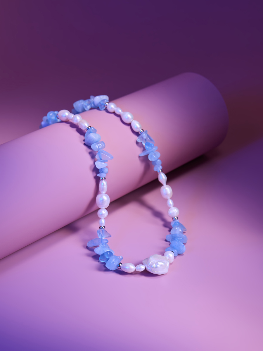 тематическая съемка бусы на розовом фоне 