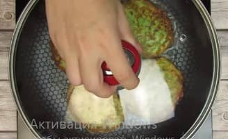 Приготовление оладий из кабачков на сковороде с чесноком: шаг 12