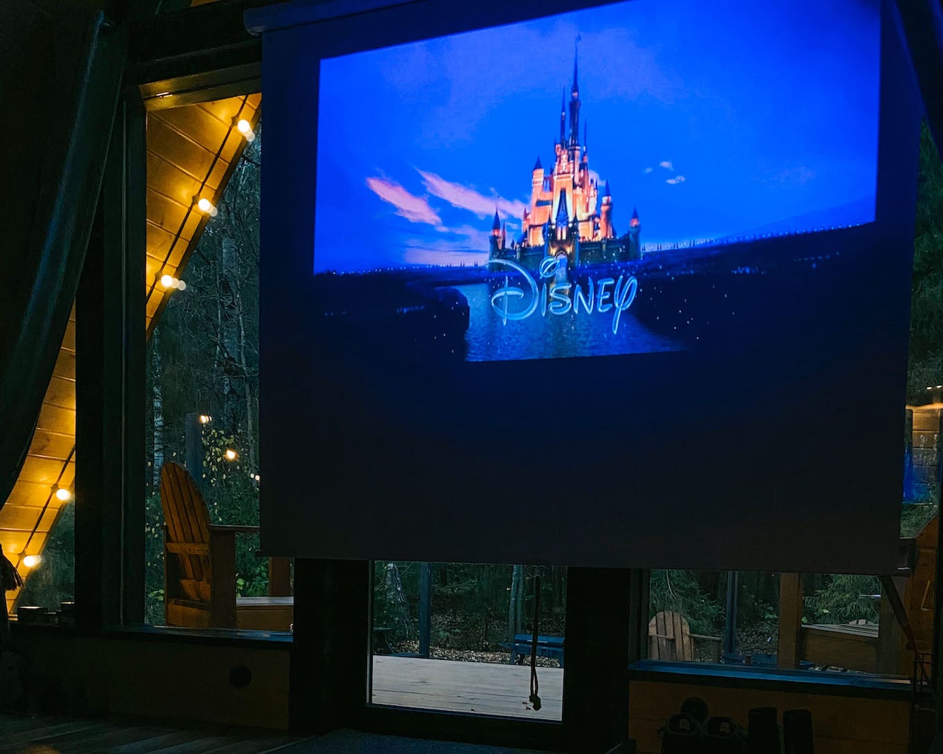 Просмотр фильмов на проекторе в глэмпинге Подмосковья