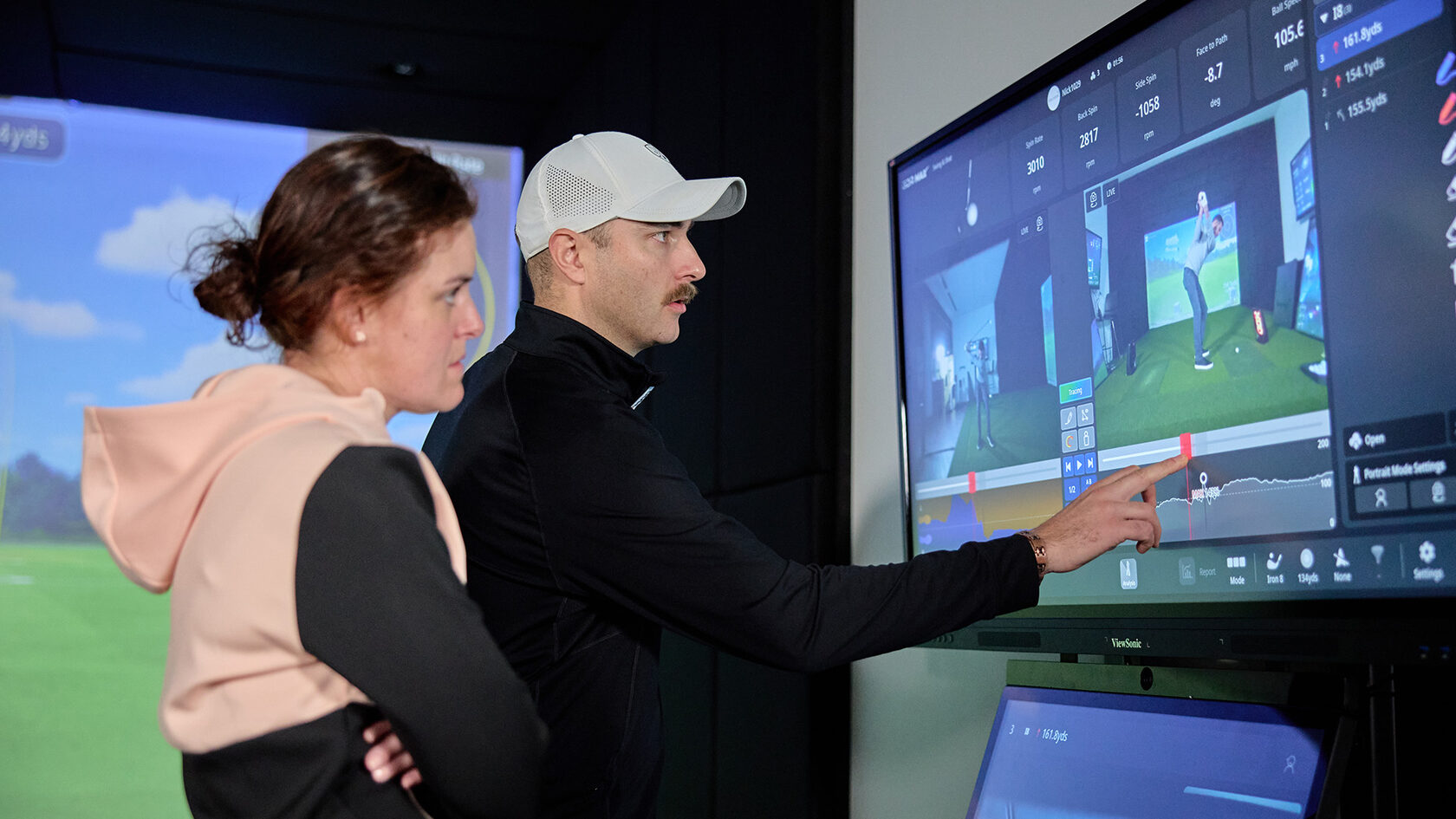 Урок с тренером в тренировочном боксе Golfzon: разбор свинга по записи