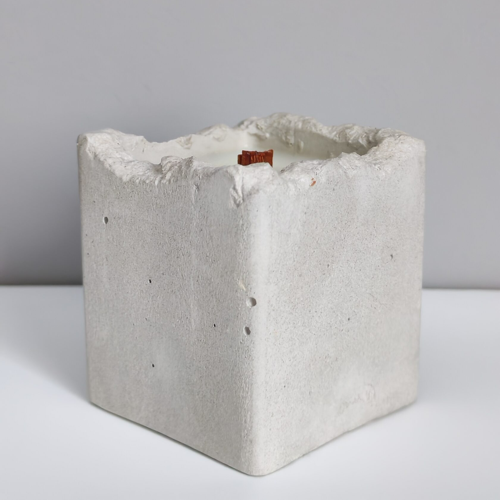 Бетонные подсвечники и эко‑свечи из соевого воска: минималистичный декор для дома