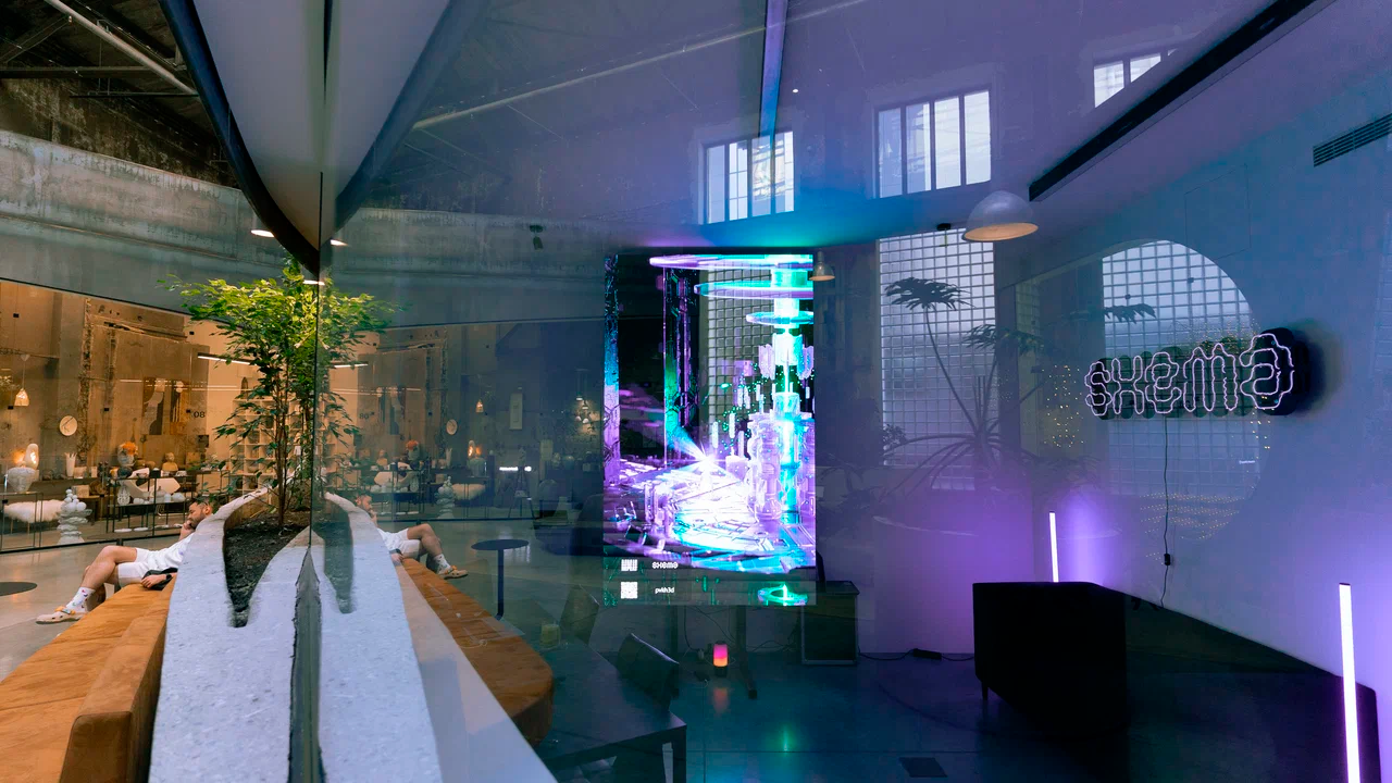 Офис с картинами цифровых художников на экранах, неоновая подсветка на Supermetall