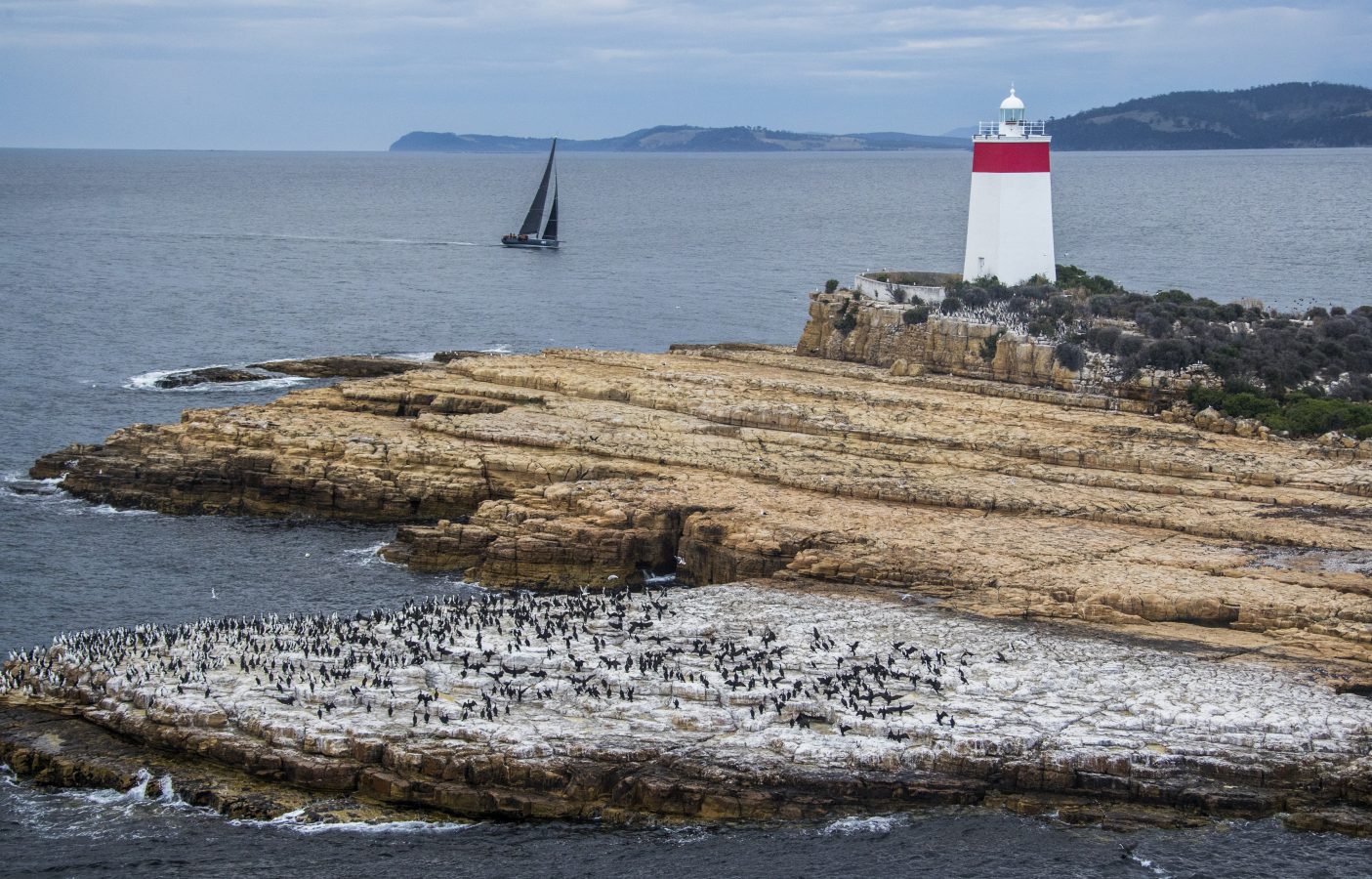 побережье и маяк на маршруте оффшорной парусной гонки