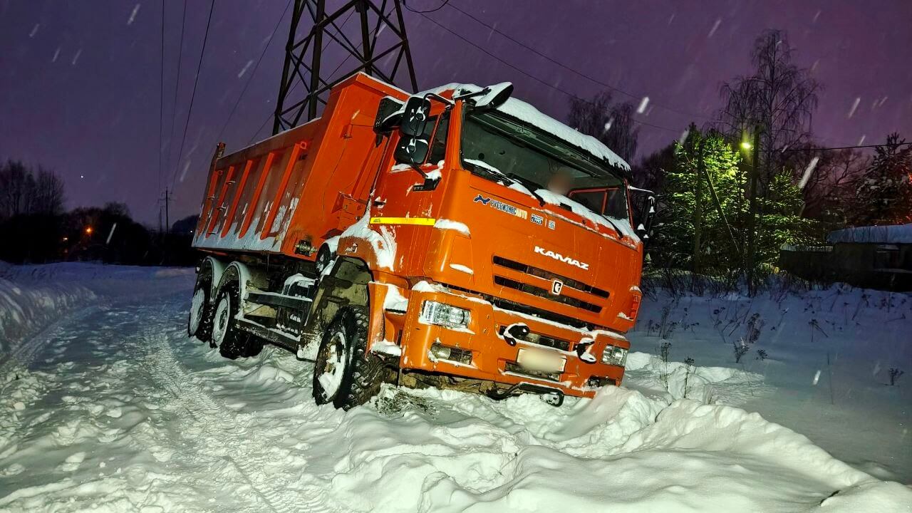 Вытащить КАМАЗ, грузовик и фургон из грязи и снега