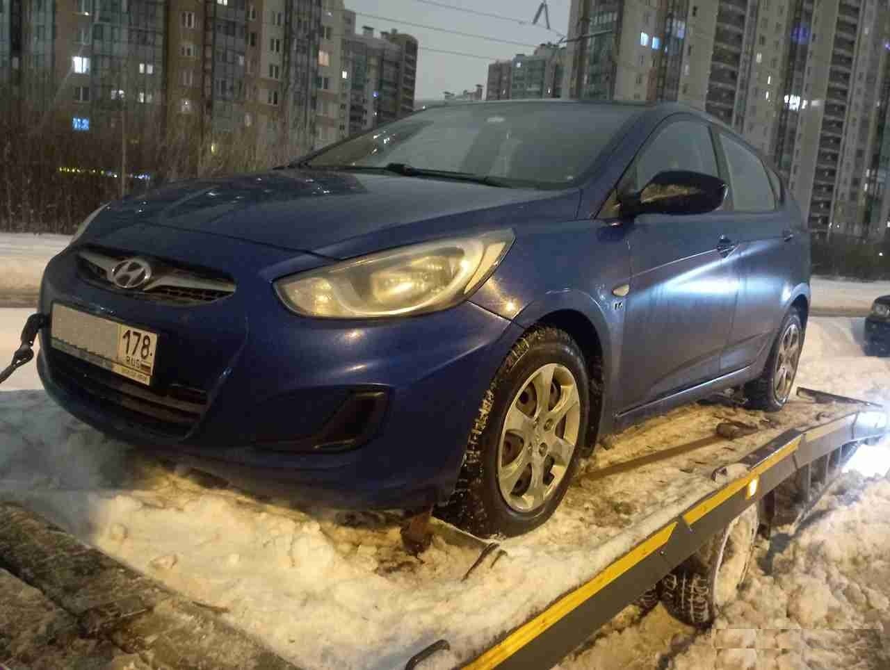 Эвакуация автомобиля Hyundai Solaris с улицы Куйбышева в Петроградском районе Санкт-Петербурга