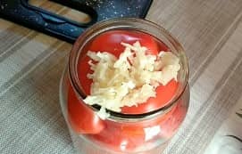 Приготовление маринованных помидоров «в снегу» с чесноком на зиму: шаг 9