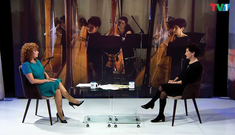 Олга Бузина с елегантна рокля от Ефреа, разговаря за музика любимата на поколения преподавателка по арфа Кохи Андонян