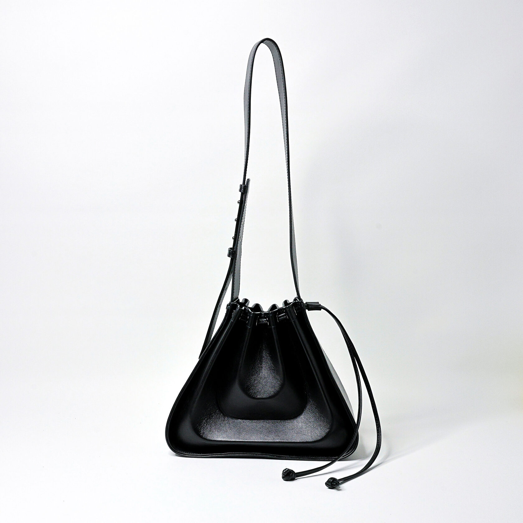 дизайнерская сумка Drift архитектурной формы черного цвета из натуральной кожи