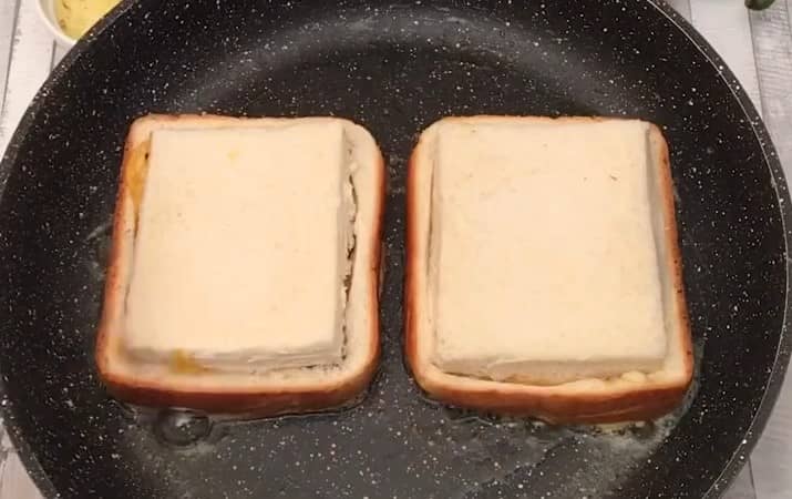 Приготовление гренок с яйцом сыром и колбасой: шаг 7