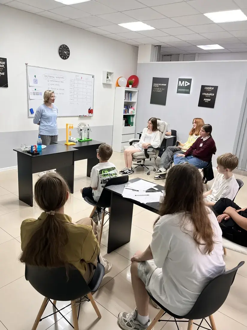 Занятие в классе: преподаватель у доски
