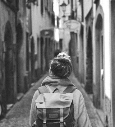 спина монаха во время практики медатиции