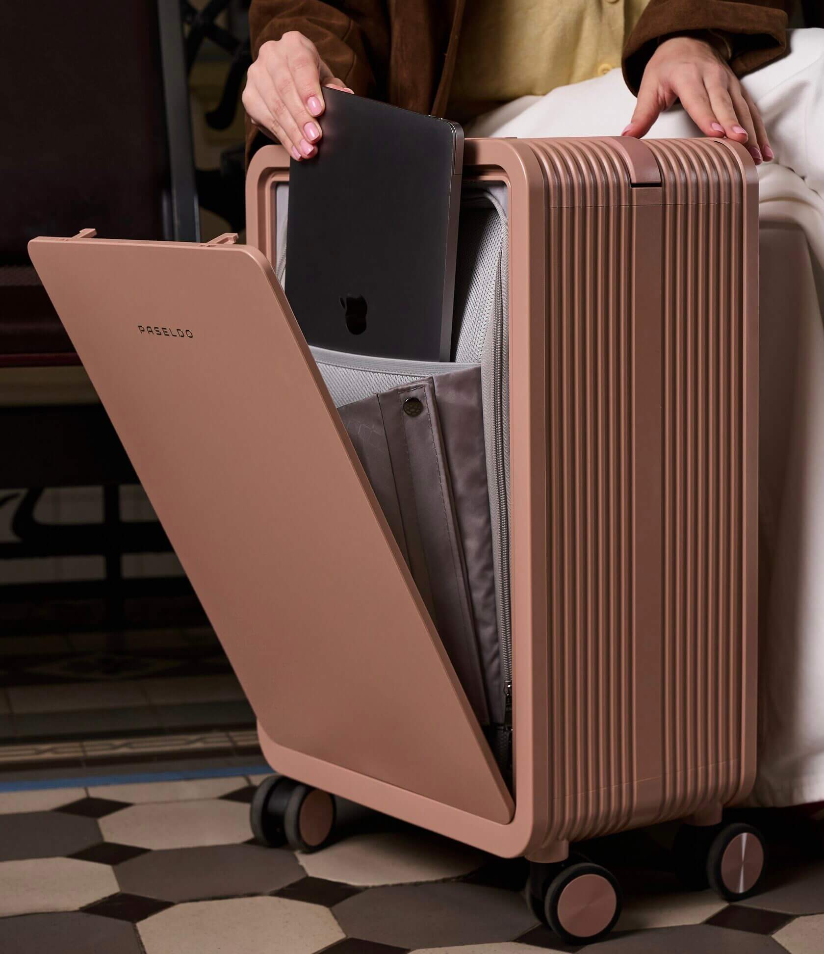 Как выбрать чемодан с доступом к ноутбуку?