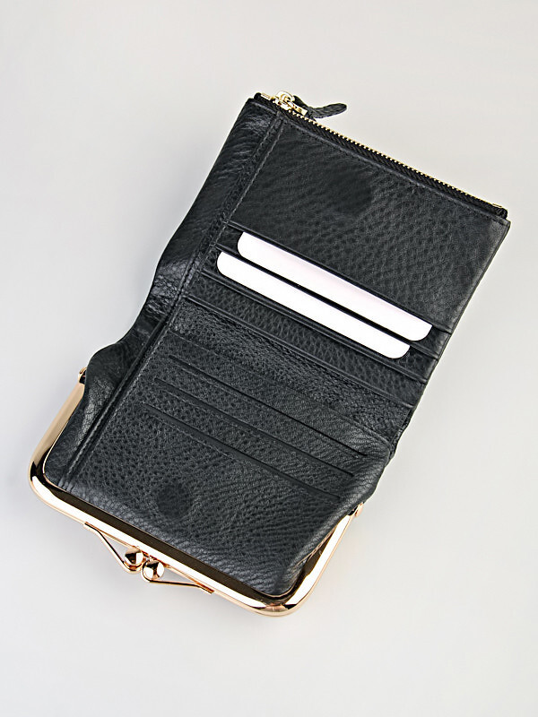 Кошелек женский. Изделие выполнено из натуральной мягкой кожи. Закрывается на магнит.