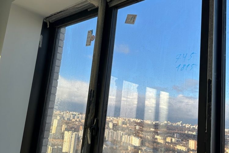 Окно до мойки — пыль, разводы и надписи маркером на стекле, Выборгский район СПб