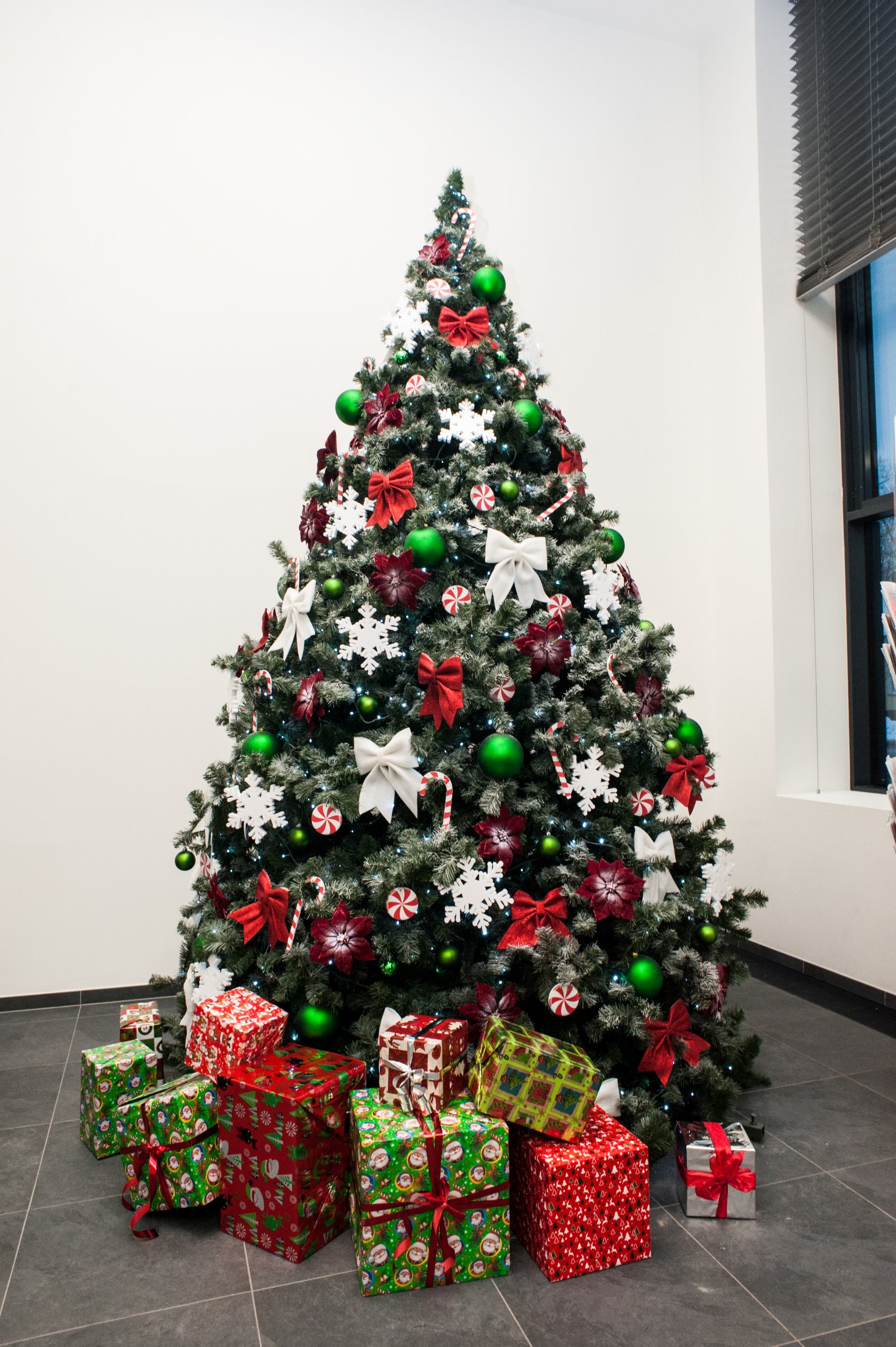 4 м. новый год (праздник). наряженная елочка в квартире. елку среднюю. ёлка пушистая сосна 21см.