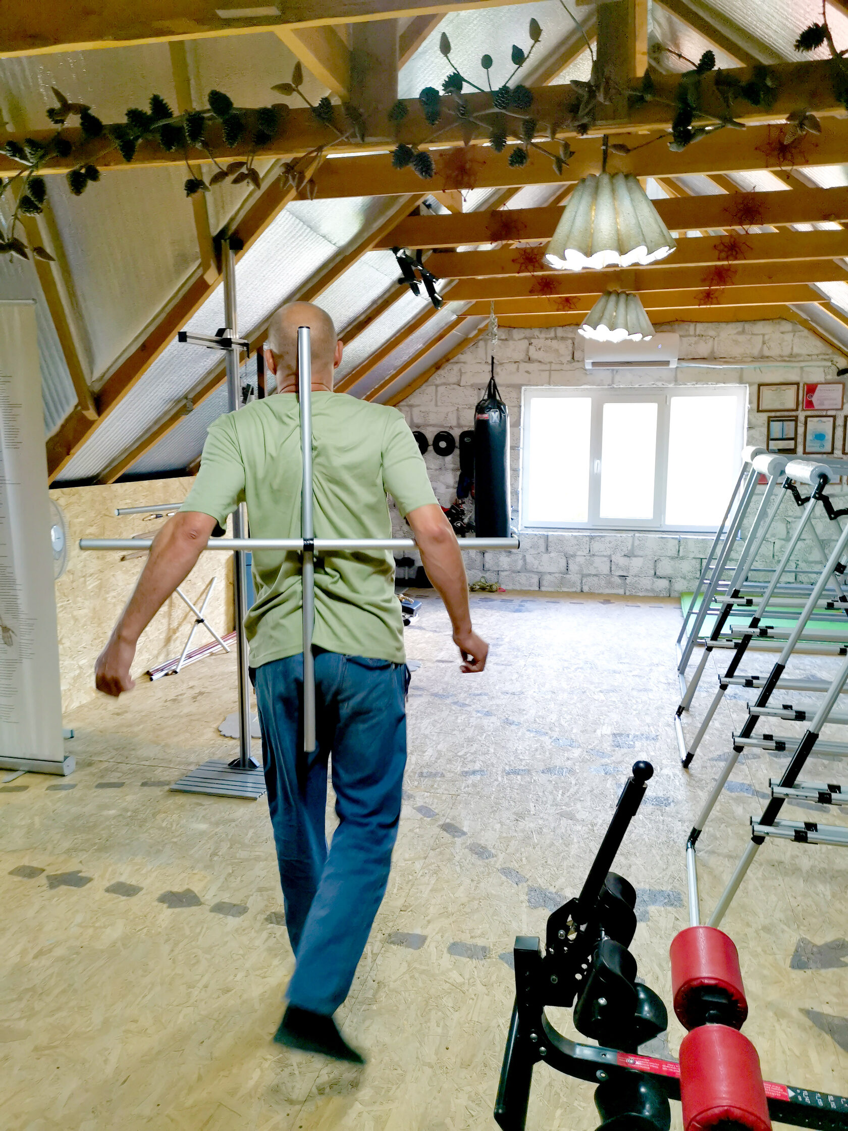 Фото обучения правильной ходьбе с тренажёром КрестОН.