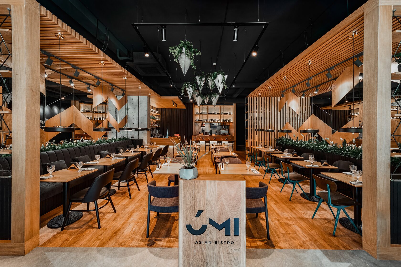 Азиан китчен. Ресторан Umi в Сочи. Ресторан Umi Asian Kitchen & Bar. Уми ресторан Тюмень. Asian Kitchen Bar Севастополь.