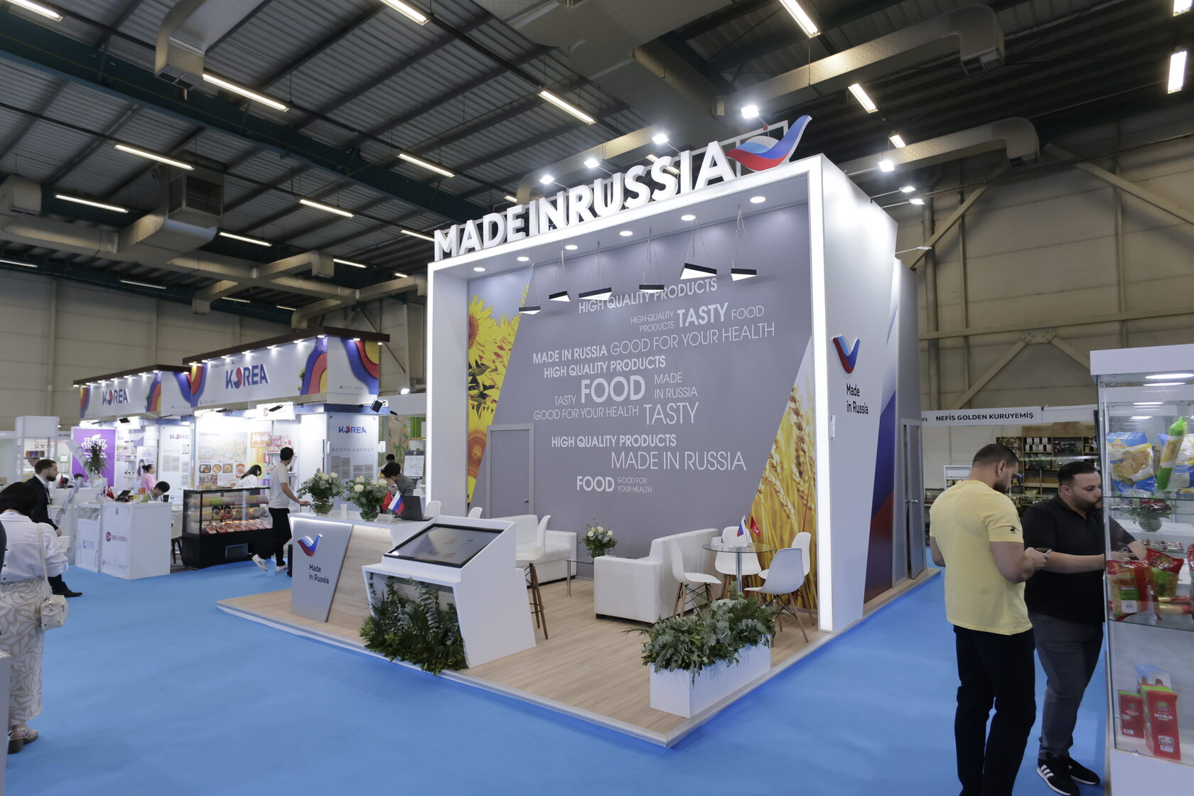 Команда ElephAnts LLC на выставочном стенде российской компании