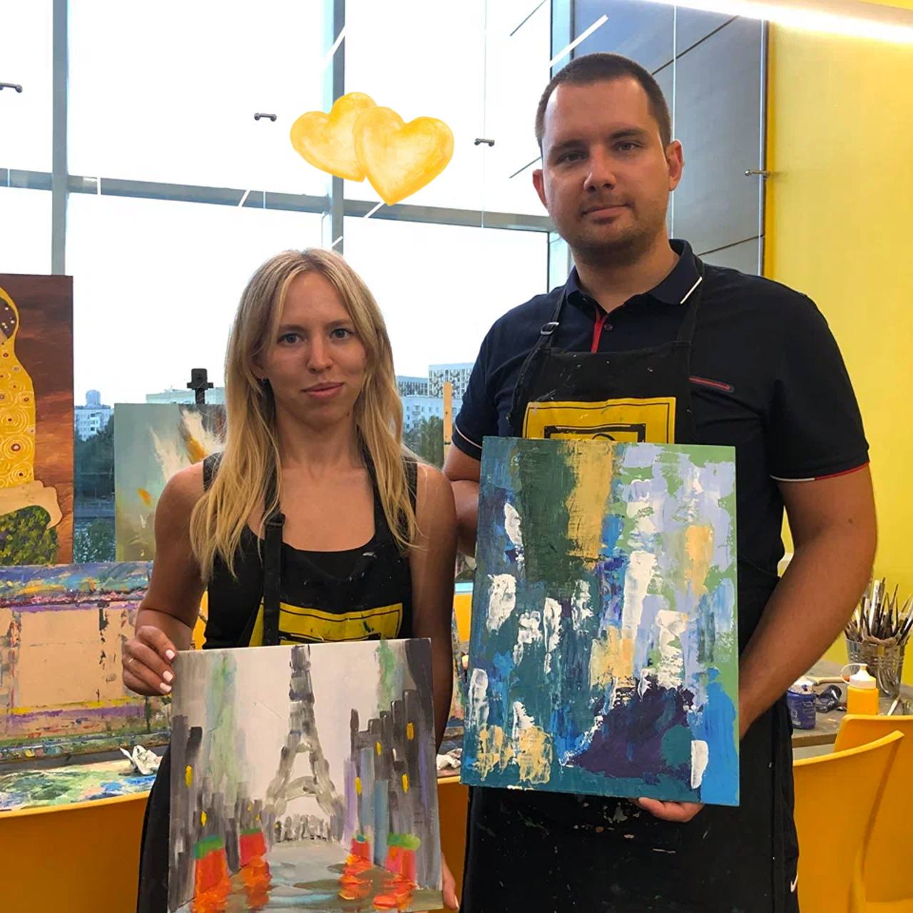 Пара рисует вместе на арт-свидании