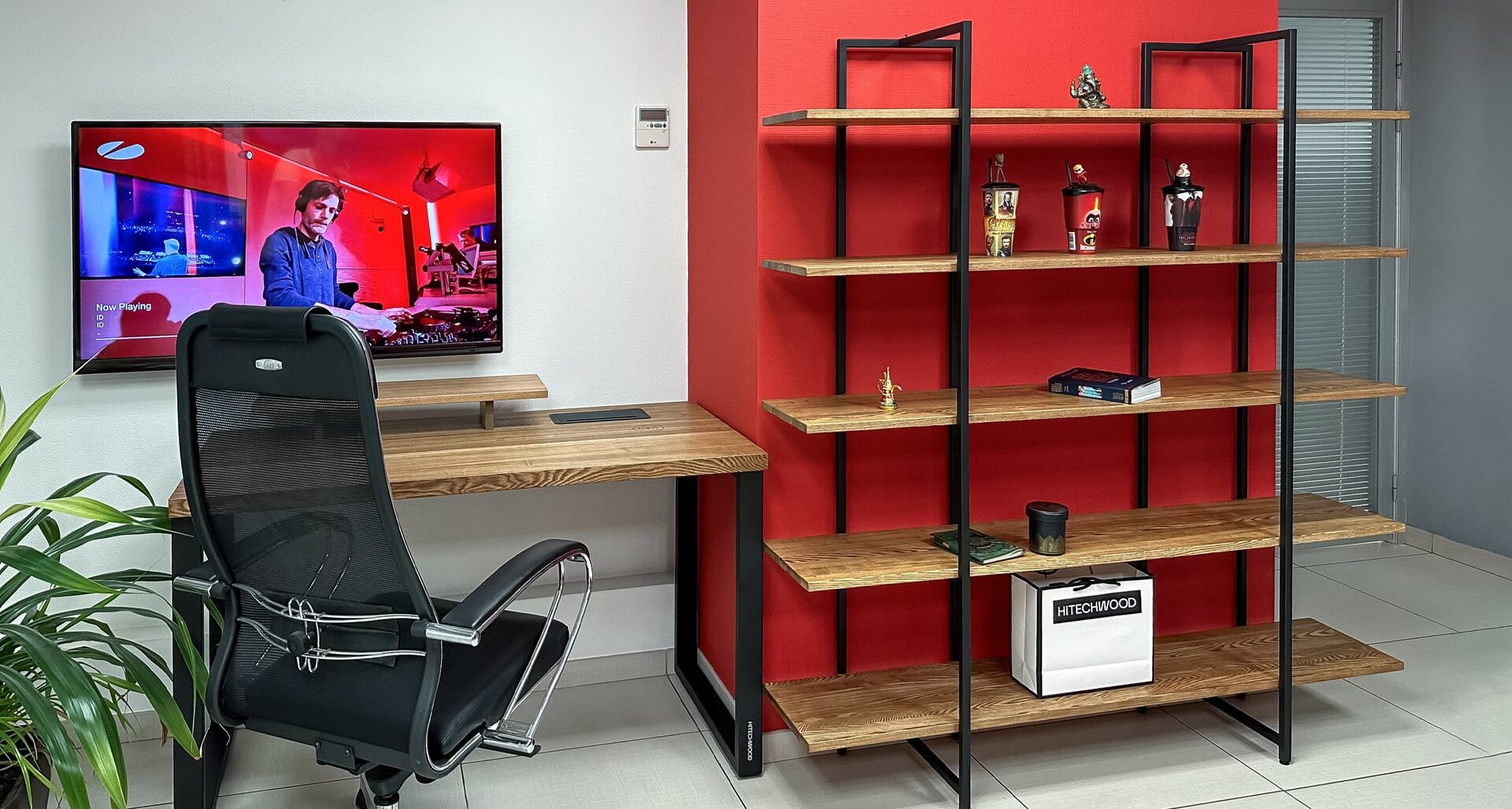 Рабочие столы HITECHWOOD в офисе