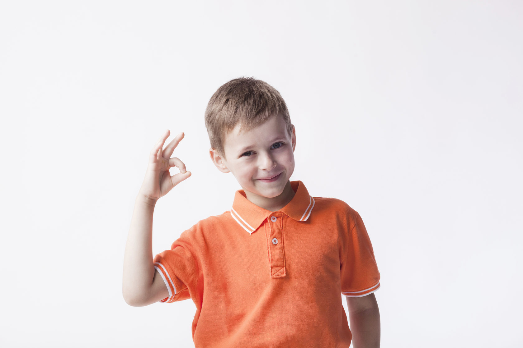 Почему ребенок оранжевый. Мальчик улыбается. Счастливый мальчик. Радостный мальчик. Оранжевая футболка для мальчика.