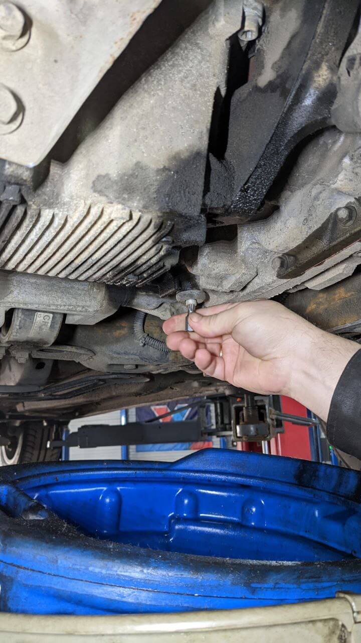 Слив масла через контрольную пробку