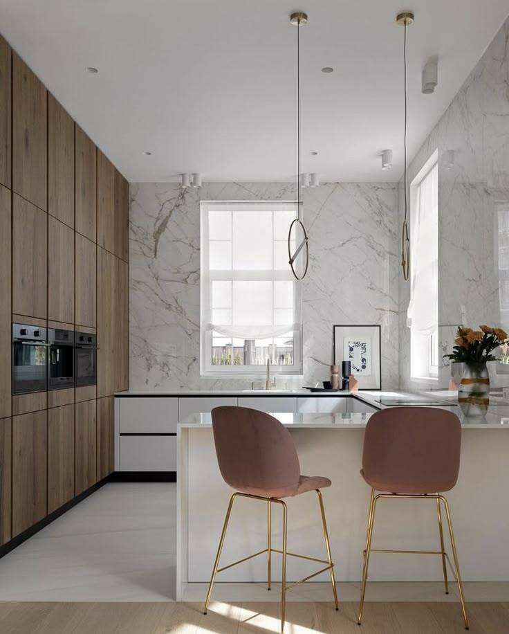 Кухня с мойкой у окна