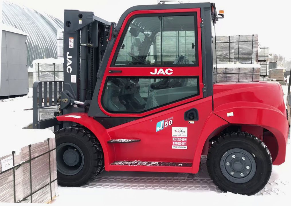 Вилочный погрузчик JAC CPCD 50 на стройке