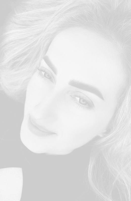 Девушка со светлыми волосами и ярким макияжем губ